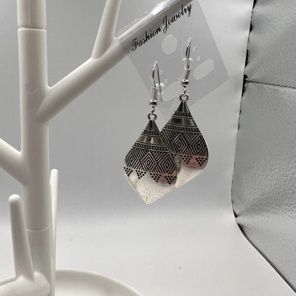 Silver Tone Fashion Jewelry Earrings‎ NEW